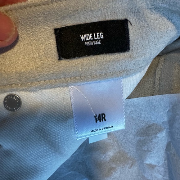 NWT. EXPRESS cream High Waisted Faux Leather Wide Leg Cargo pants in size 14 - Picture 6 of 9